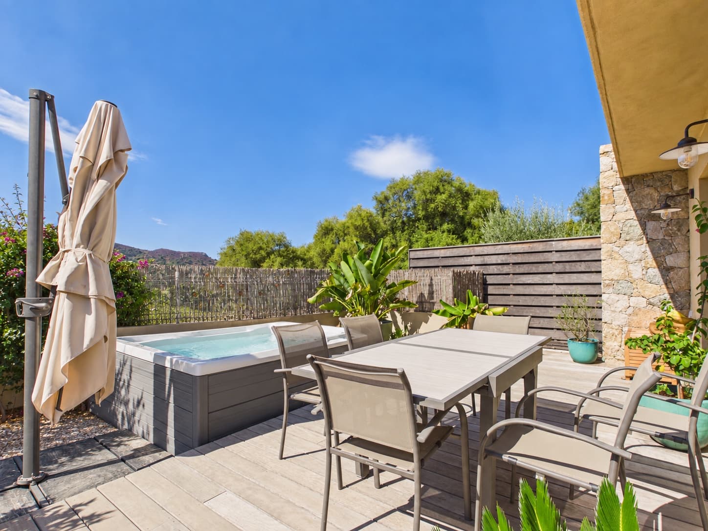 Autre perspective sur la terrasse et le spa