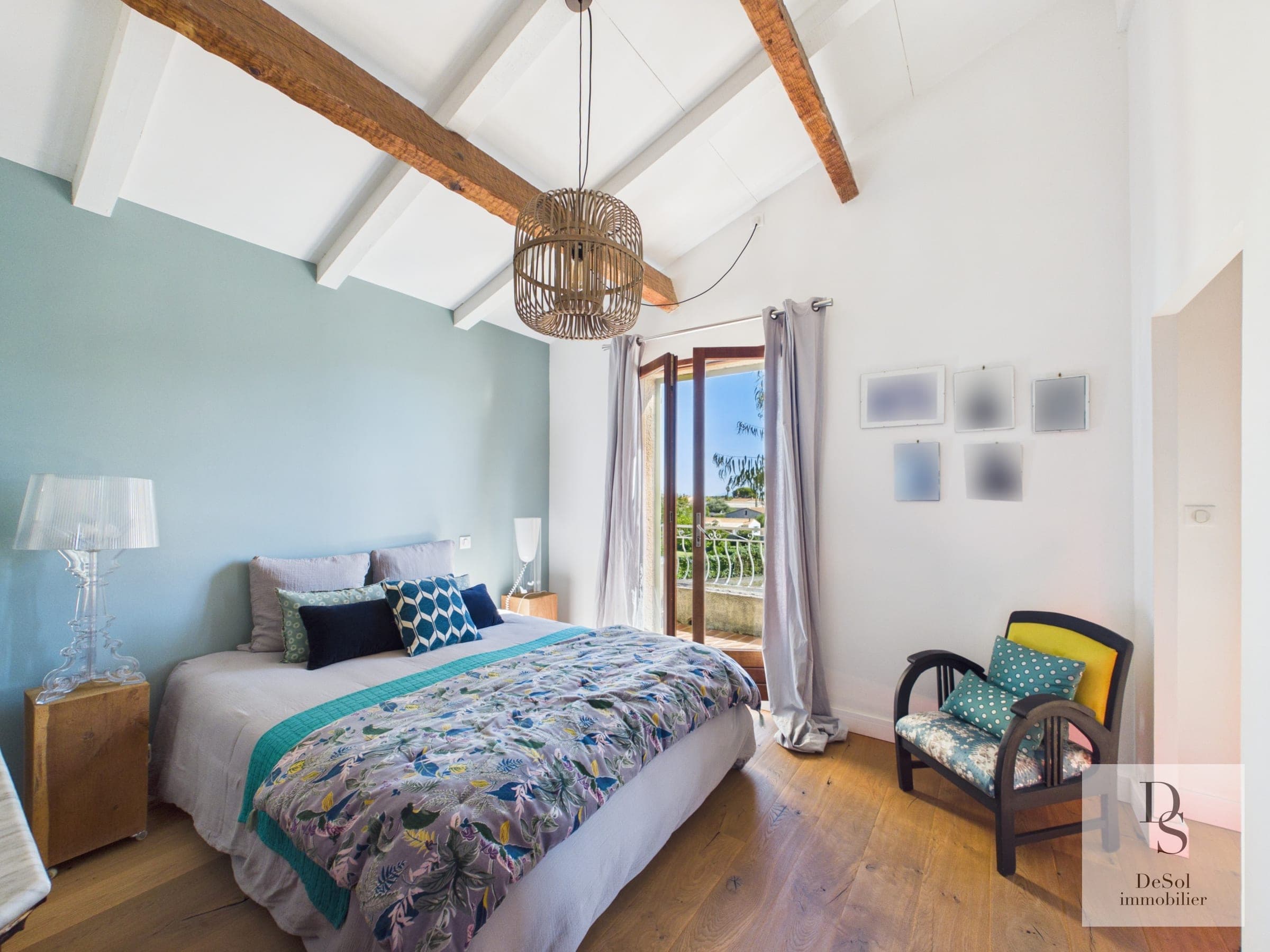Chambre de la villa avec poutres apparentes et porte-fenêtre