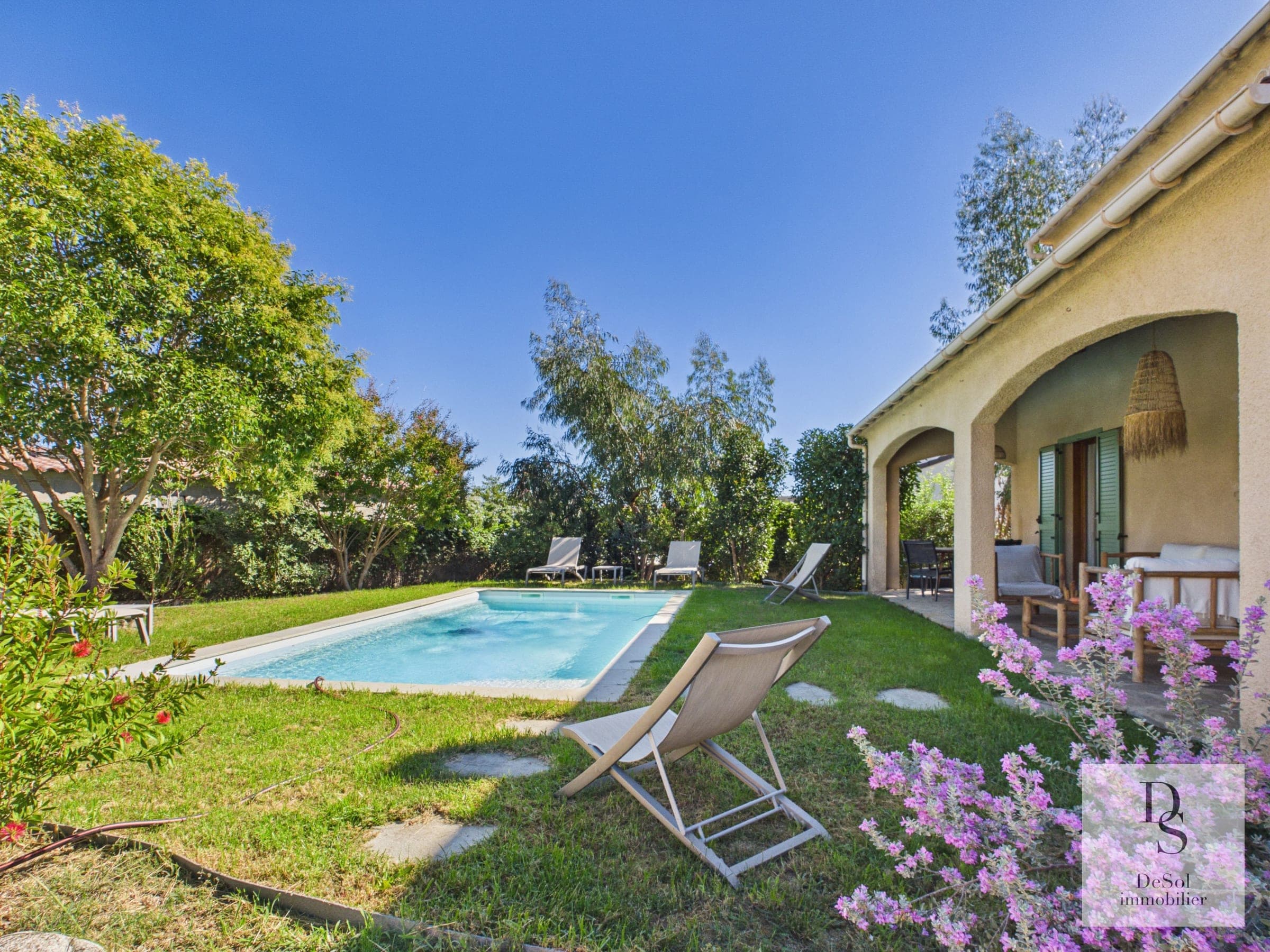 Piscine et jardin paysager arboré de la propriété à Borgo