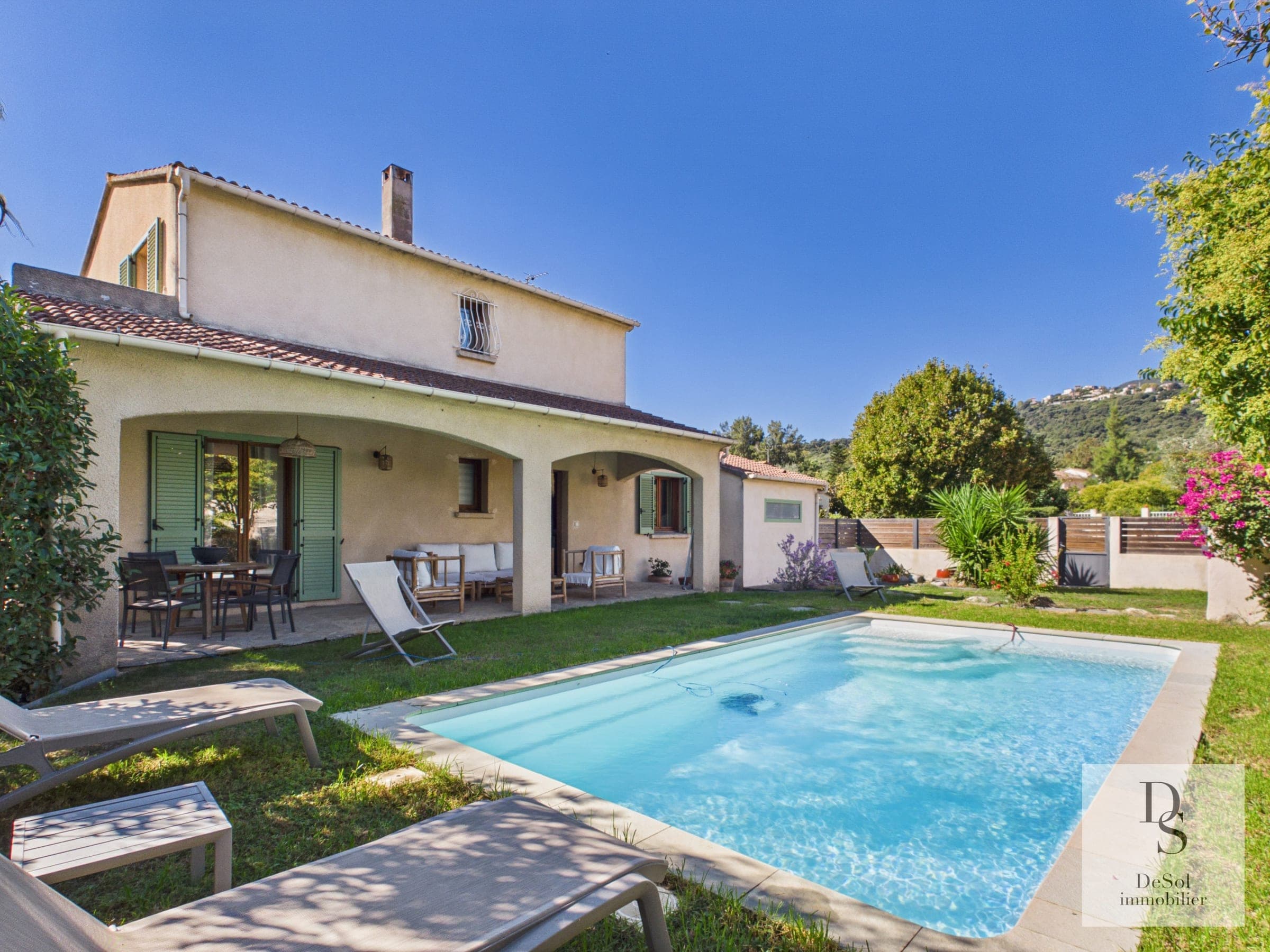 Villa à Borgo avec piscine et terrasse couverte au bord du jardin