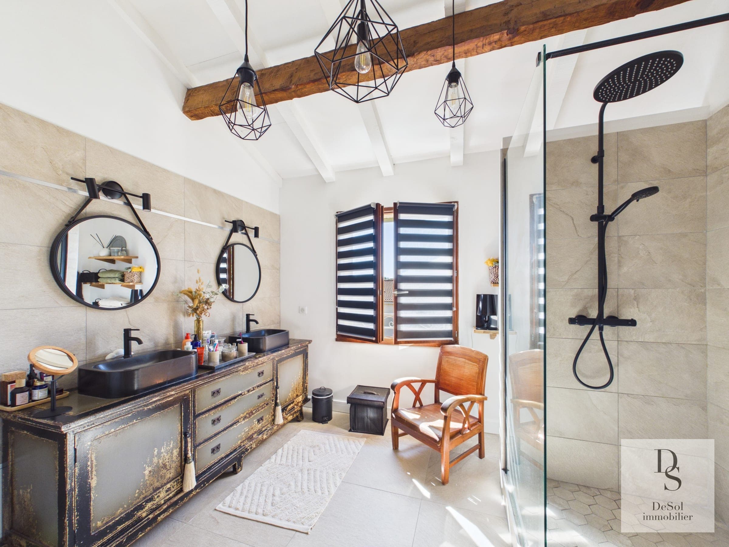 Salle d’eau avec double vasque et douche dans la villa à Borgo