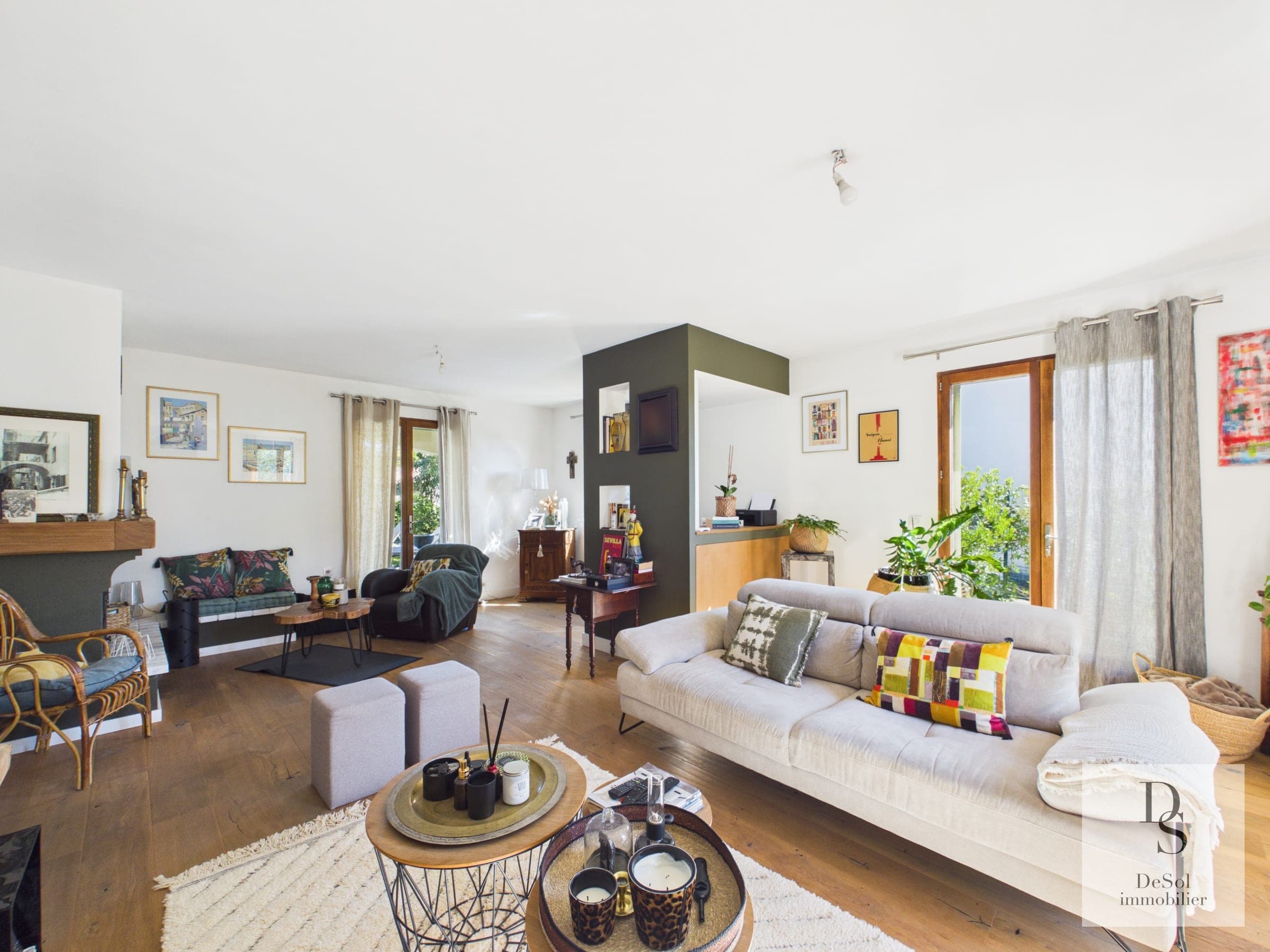 Séjour de la villa à Borgo avec cheminée et ouvertures sur le jardin