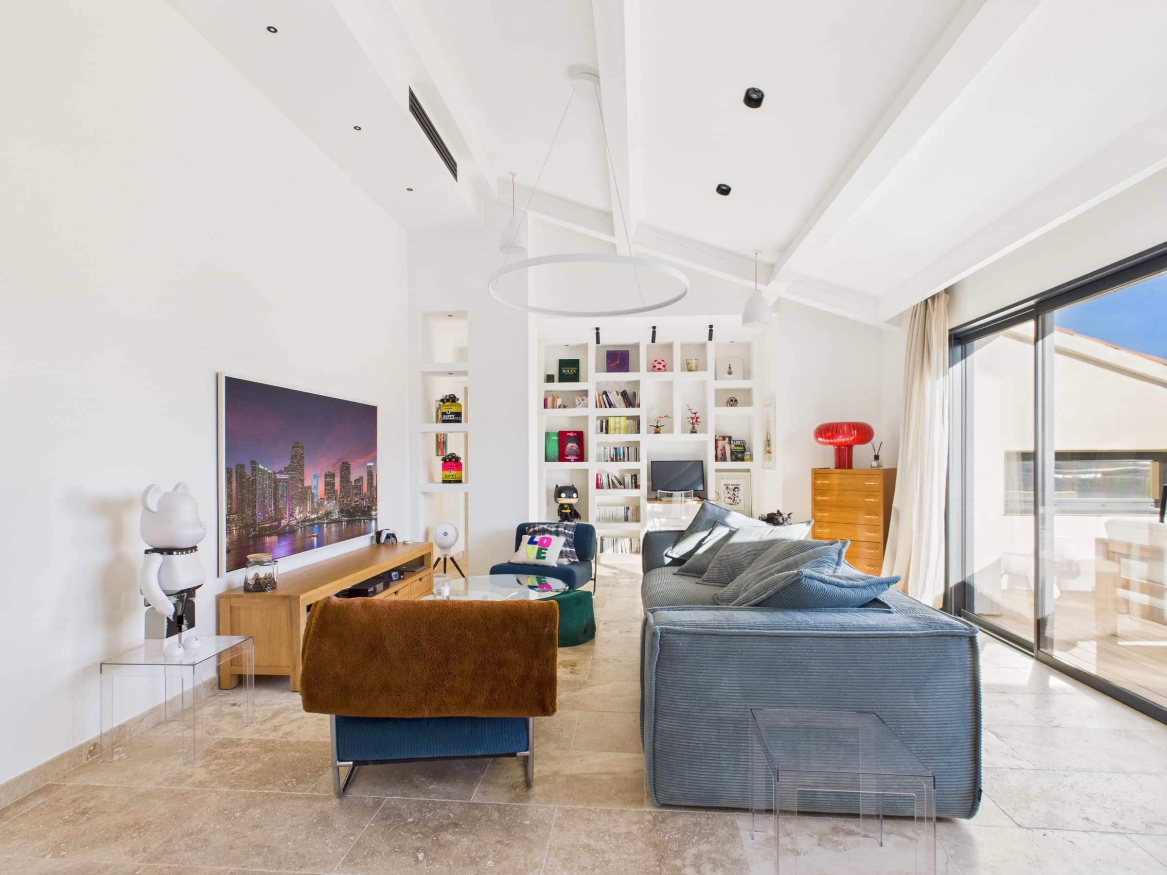 Séjour lumineux du penthouse proposé à Calvi