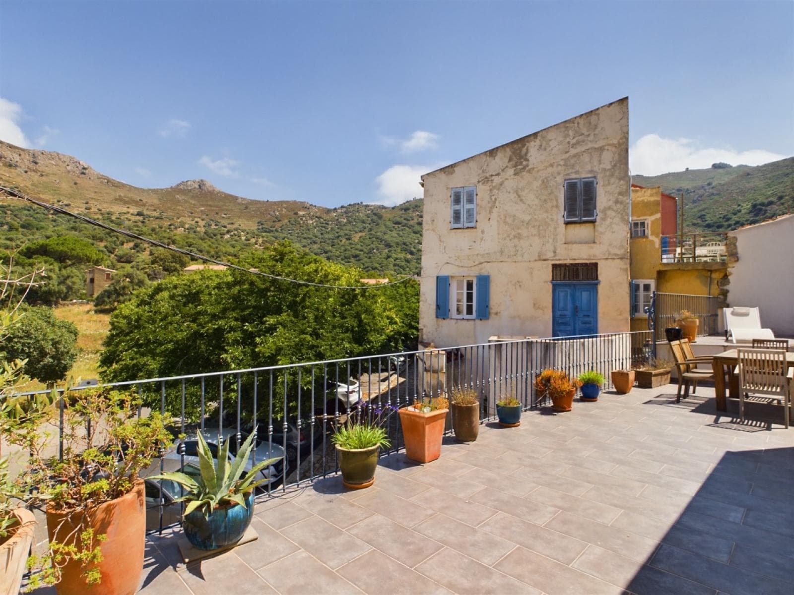 Grande terrasse avec vue montagne de la demeure proposée à Cassano