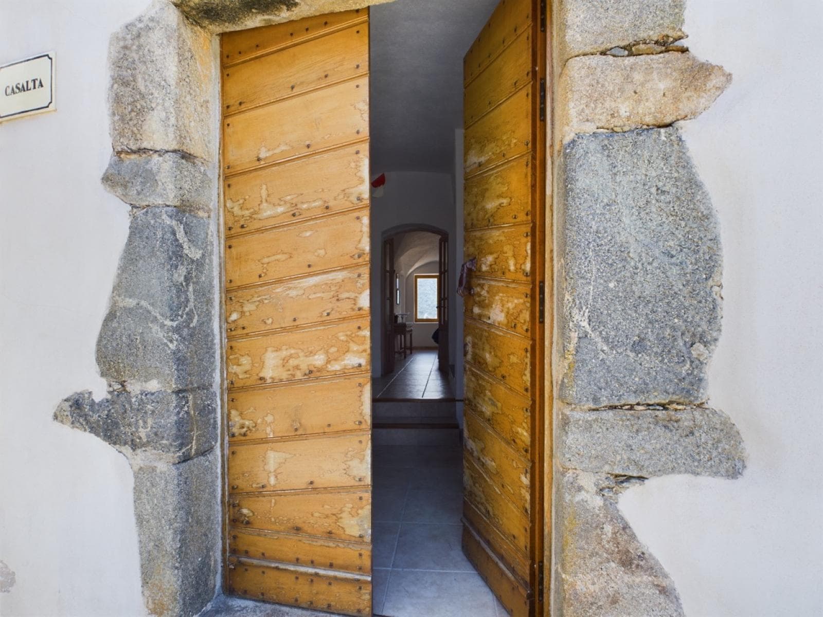 Porte ancienne en pierre de la maison