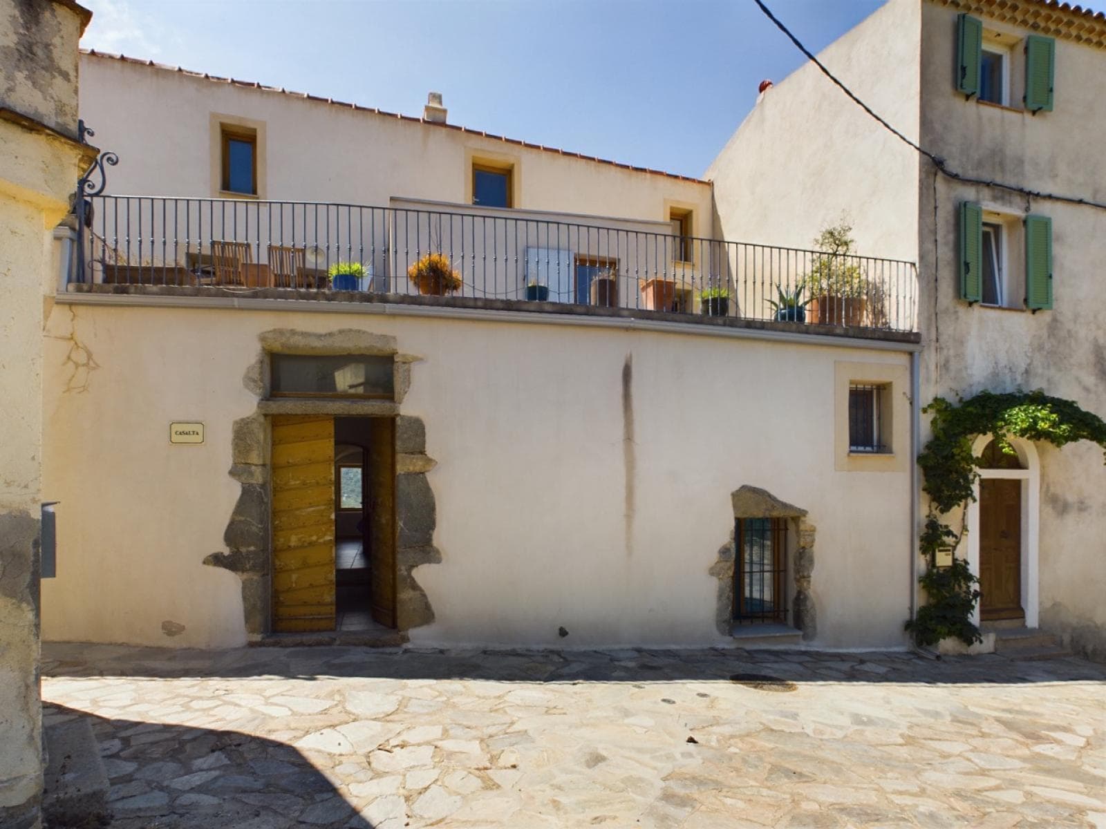 Façade de la maison dans le village de Cassano
