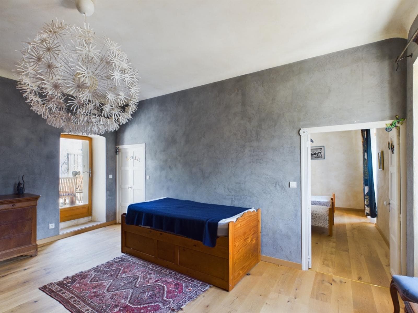 Chambre rénovée de la demeure centenaire