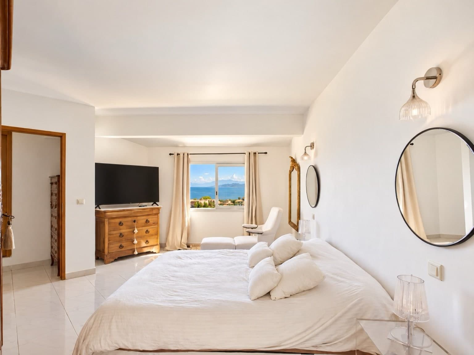 Chambre spacieuse et lumineuse avec vue sur la mer