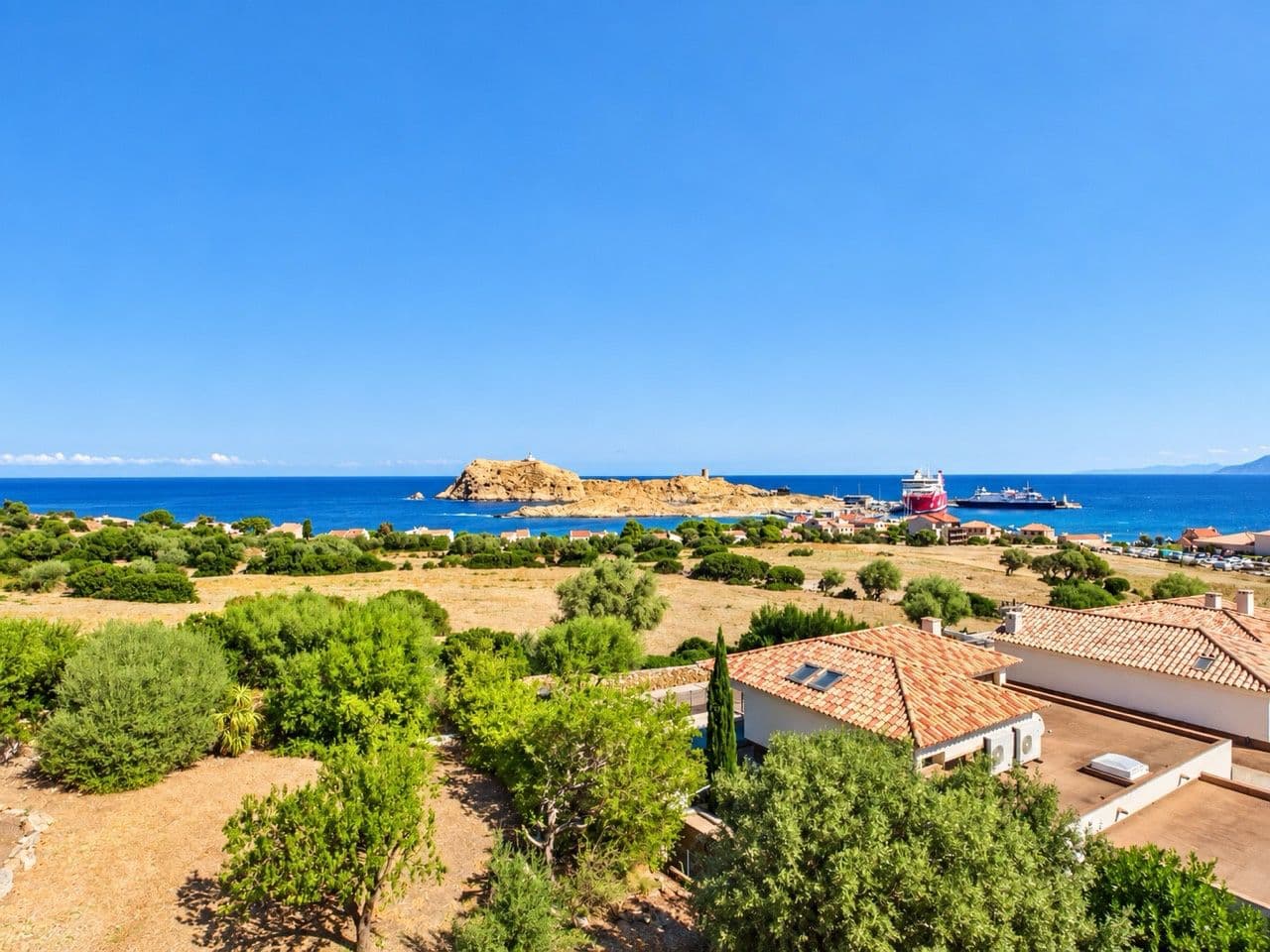 Vue dégagée depuis le duplex sur la mer, L’Île-Rousse et les îles de la Pietra