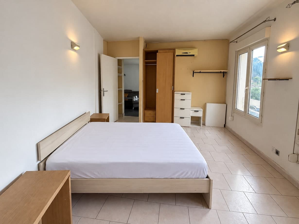 Autre perspective sur la chambre et ses fenêtres