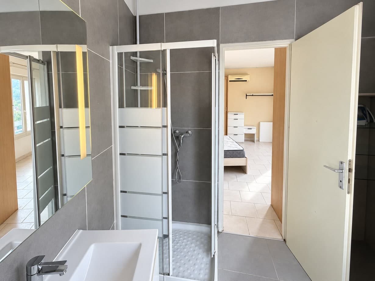 Douche et vasque, autre angle de la même salle d’eau