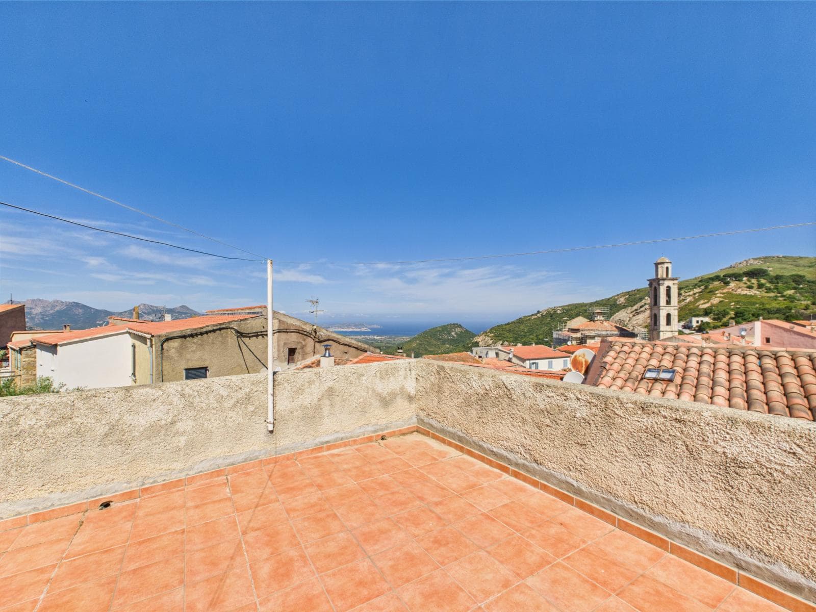 Rooftop avec vue sur la mer et le village