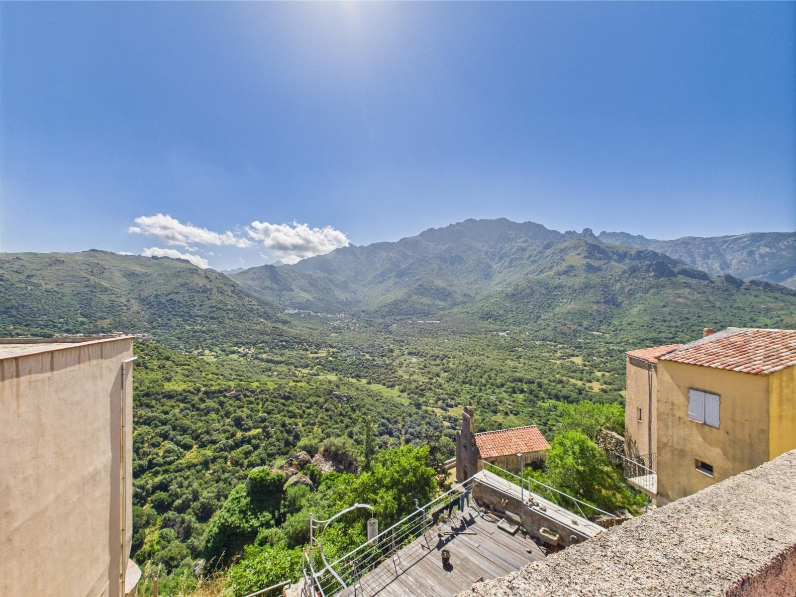 Vue mer et montagne depuis la maison proposée à Montegrosso