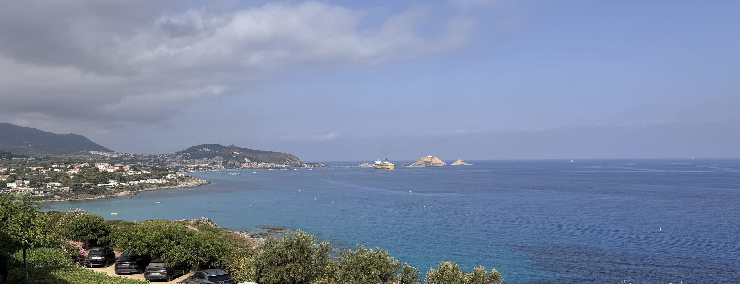 Panorama sur la baie de L'Île-Rousse depuis la résidence Palumbare