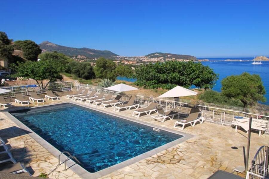 Piscine de la résidence avec la mer en arrière-plan