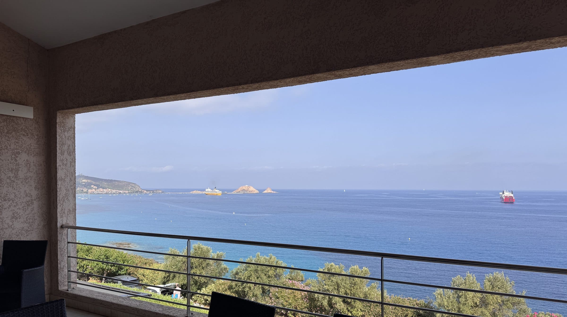 Vue mer depuis la terrasse couverte de la résidence Palumbare