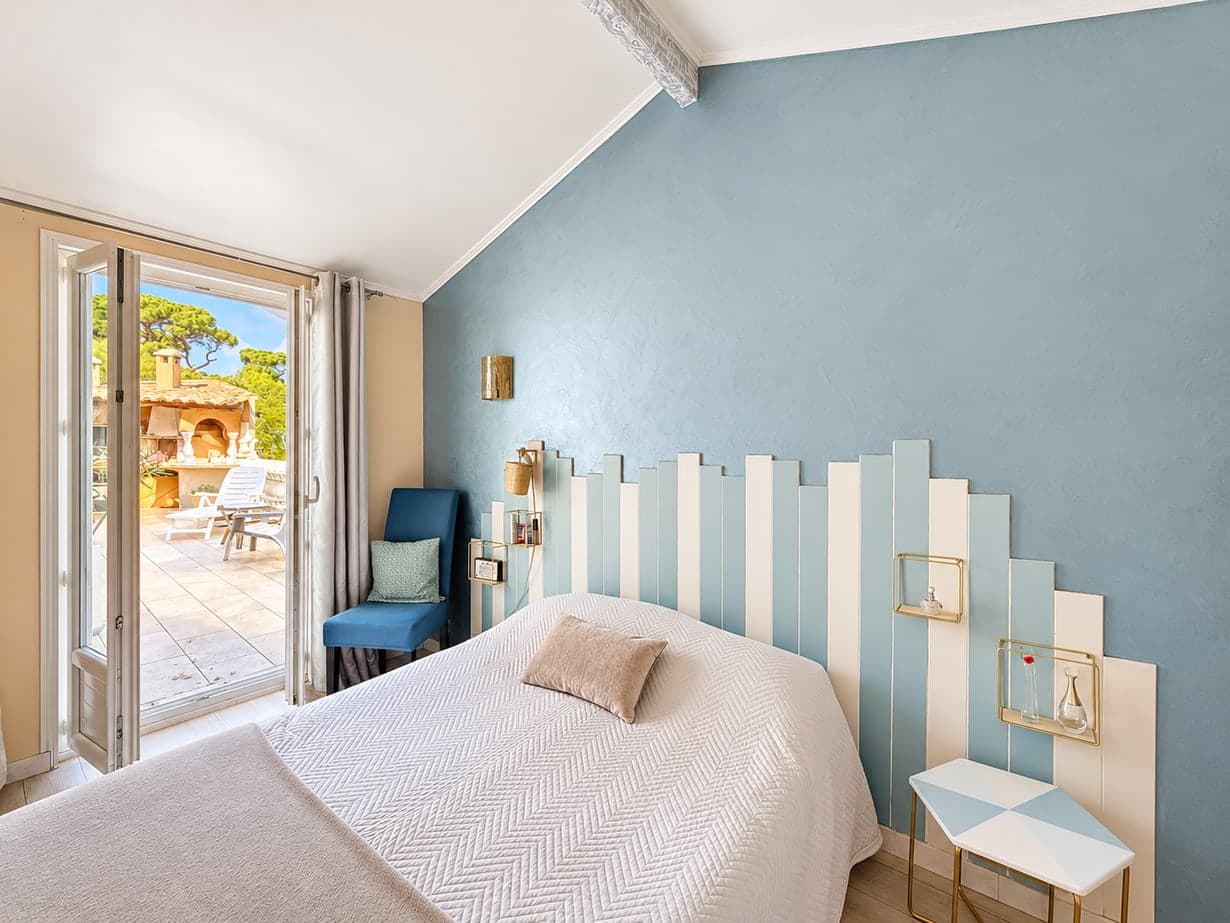 Chambre ouvrant sur la terrasse de la maison