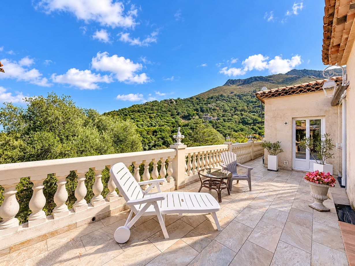 Terrasse de la maison à Ville-di-Paraso, ouverte sur les reliefs de Balagne